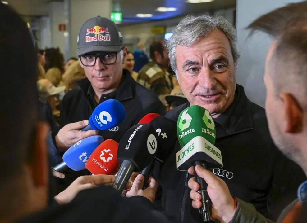 Carlos Sainz junto a su copiloto Lucas Cruz. - EFE/ V&iacute;ctor Lerena
