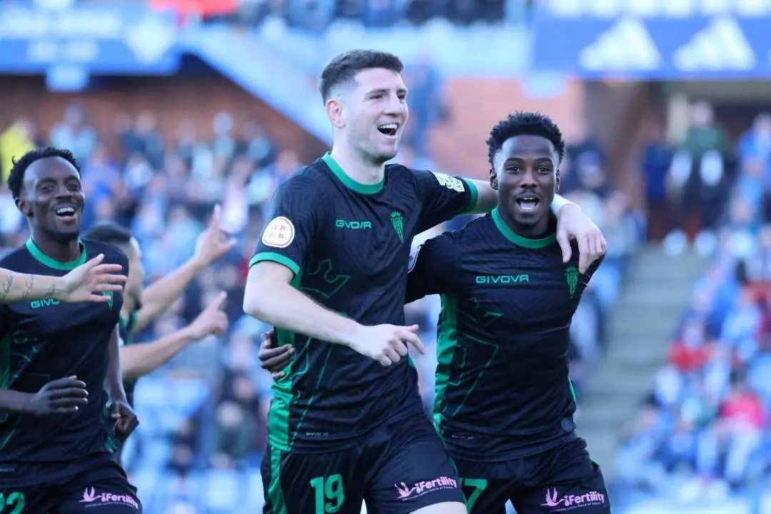 Toril y Adilson celebran el gol del C&oacute;rdoba.  - C&Oacute;RDOBA CF
