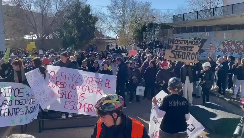 Alumnos del instituto de Aracena protestan con cascos y pancartas por el estado del centro