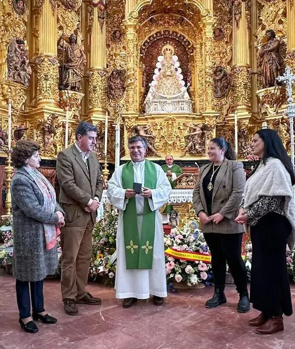 Entrega del broche ante la Virgen.  - Hermandad del Roc&iacute;o de Ja&eacute;n