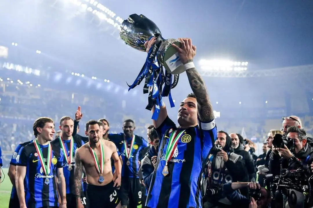 El Inter de Mil&aacute;n levanta la Supercopa. - EFE