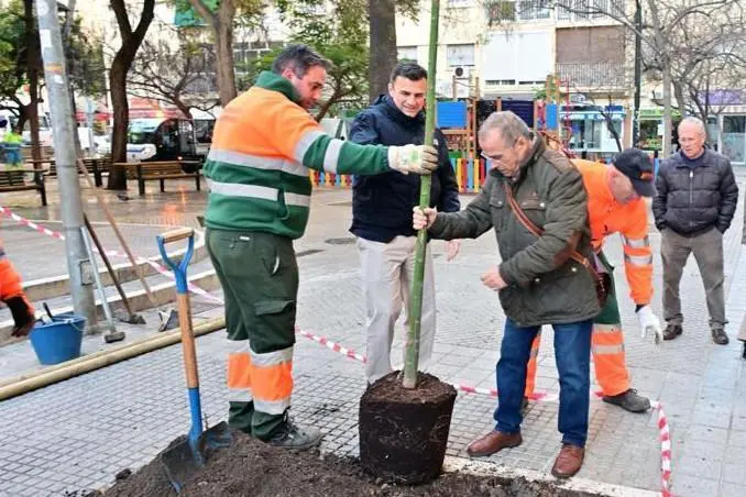 Bruno Garc&iacute;a, en la plantaci&oacute;n de uno de los 200 nuevos &aacute;rboles. - VIVA