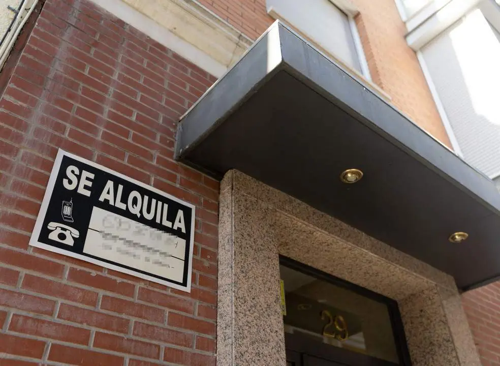 Cartel de piso en alquiler (archivo). - Europa Press