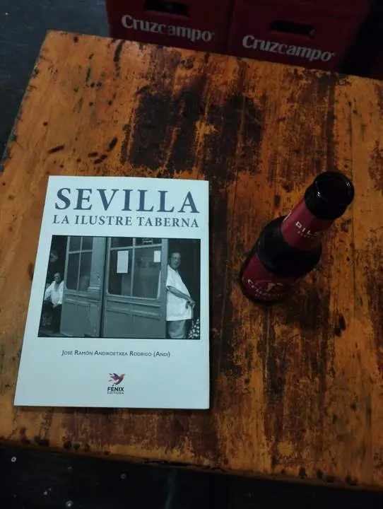 El abuelo de Cristina, protagonista de la portada del libro. - AK