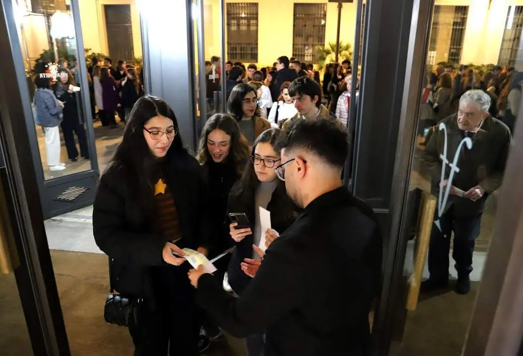 Los alumnos a su entrada al coliseo jerezano. - Viva