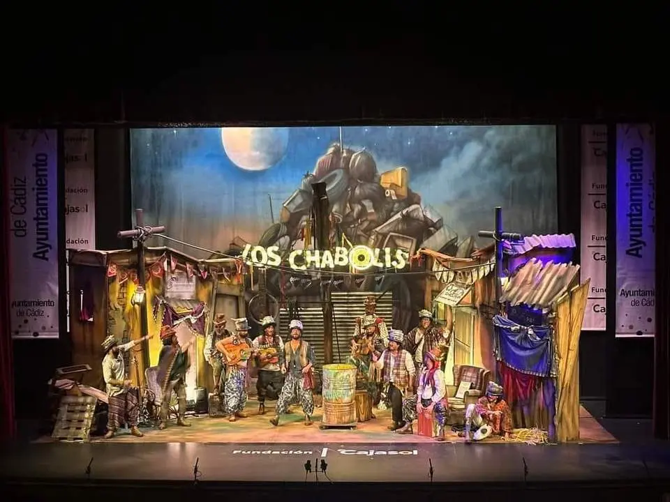 La chirigota 'Los Chabolis', en el escenario del Falla - VIVA