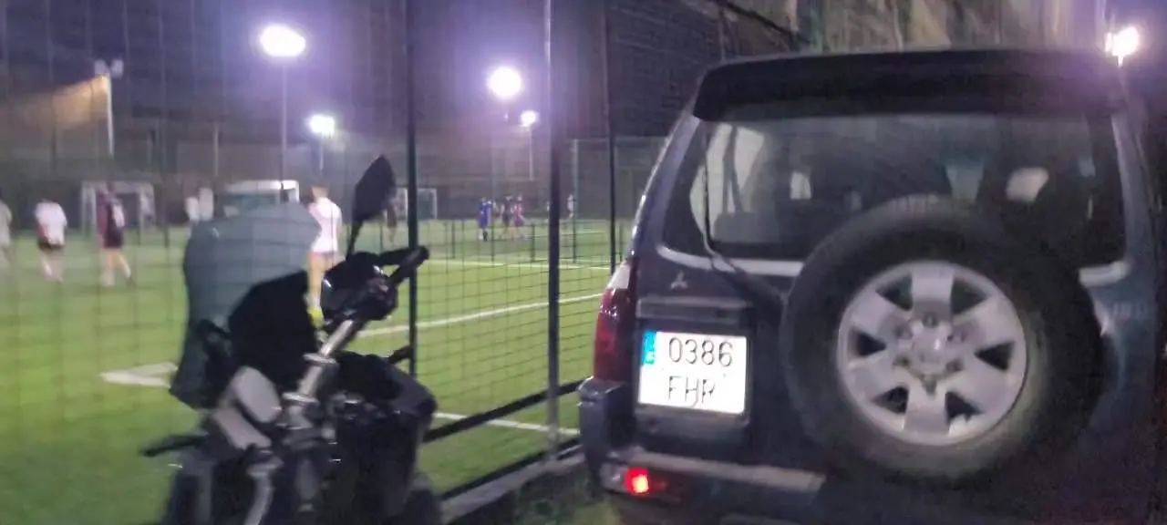 El acceso a las pistas deportivas de Adyol en La L&iacute;nea, una &ldquo;odisea&rdquo; de baches y charcos