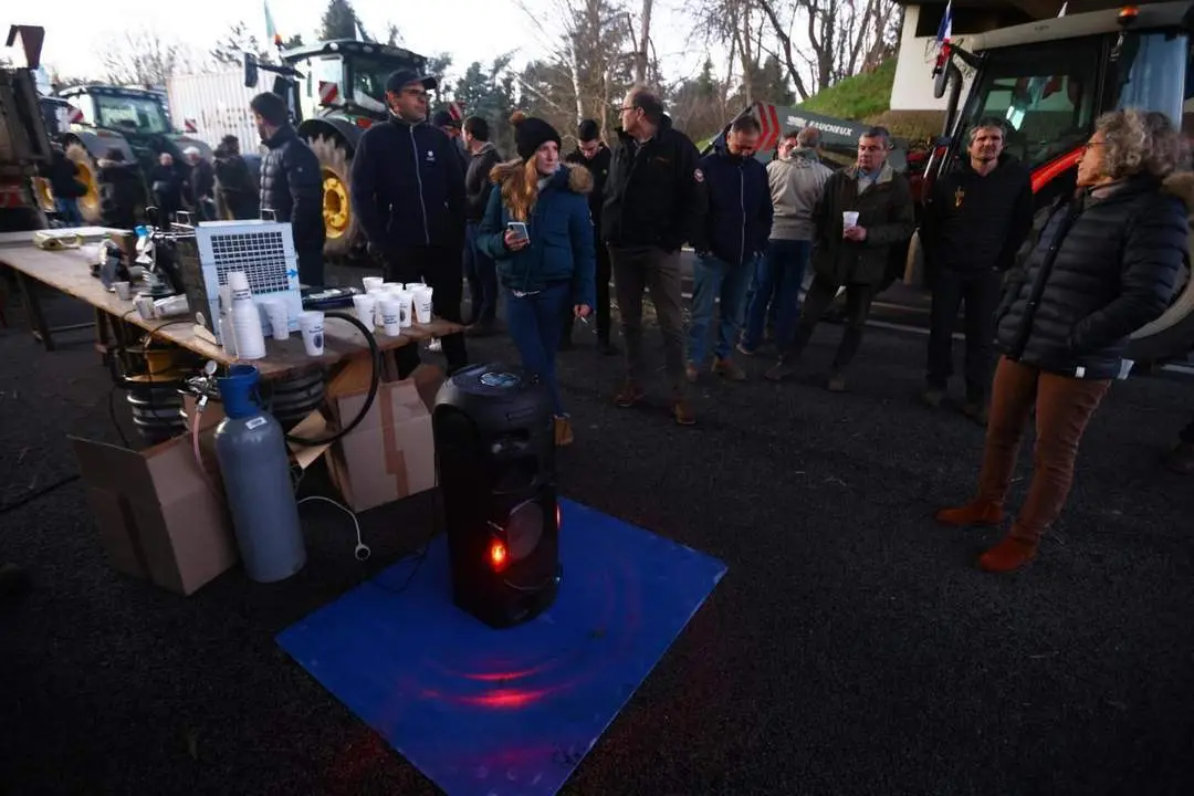 Protesta de agricultores cerca de Par&iacute;s. - EFE
