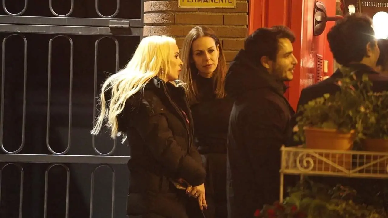 Eva Gonz&aacute;lez exprime su solter&iacute;a y disfruta de la noche madrile&ntilde;a con amigos