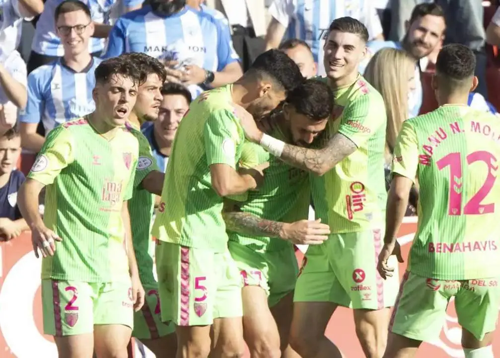Jugadores del M&aacute;laga CF celebrando un gol en Granada.Q - AGENCIA LOF