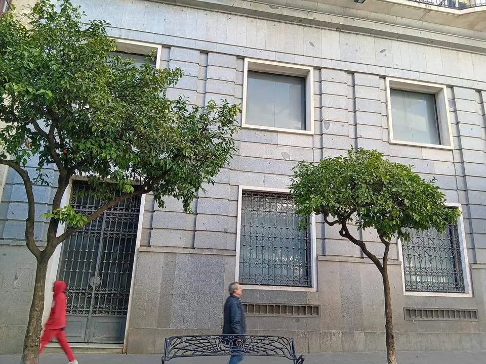 Fachada lateral del edificio de Cajasol de Lancer&iacute;a.  - F.C.A.