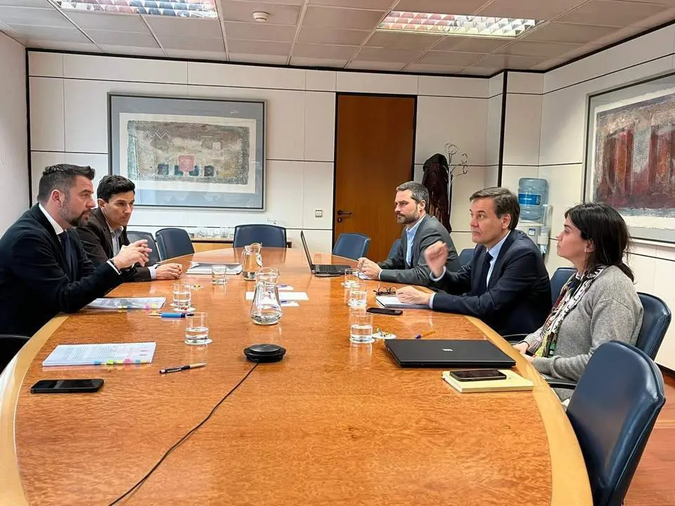 Fran Gonz&aacute;lez, con el presidente de Sepides. - VIVA