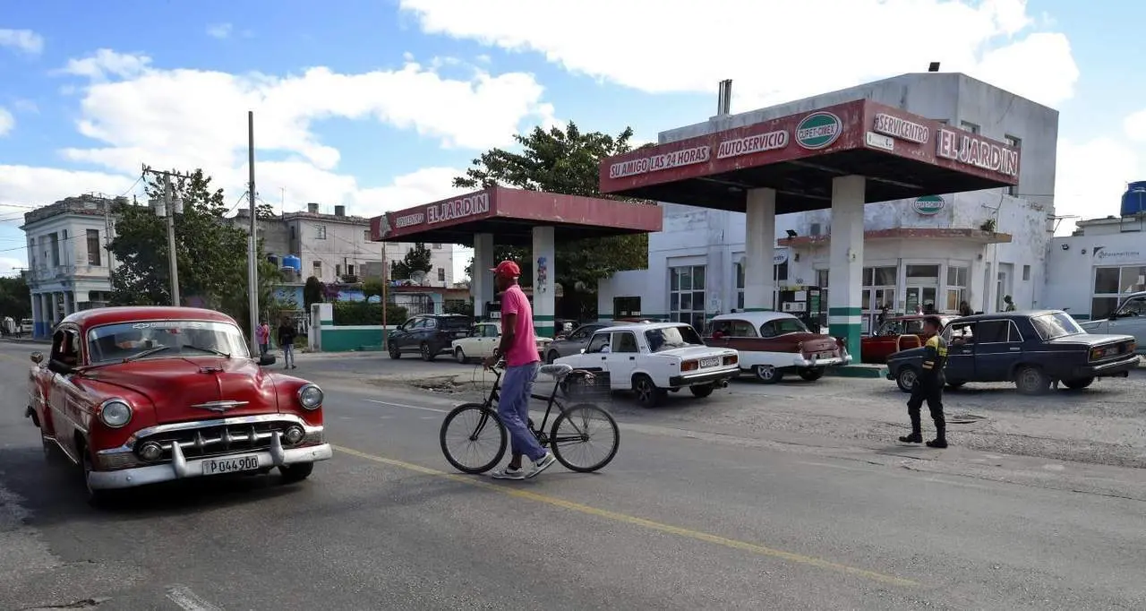 Colas en gasolinera cubana. - EFE