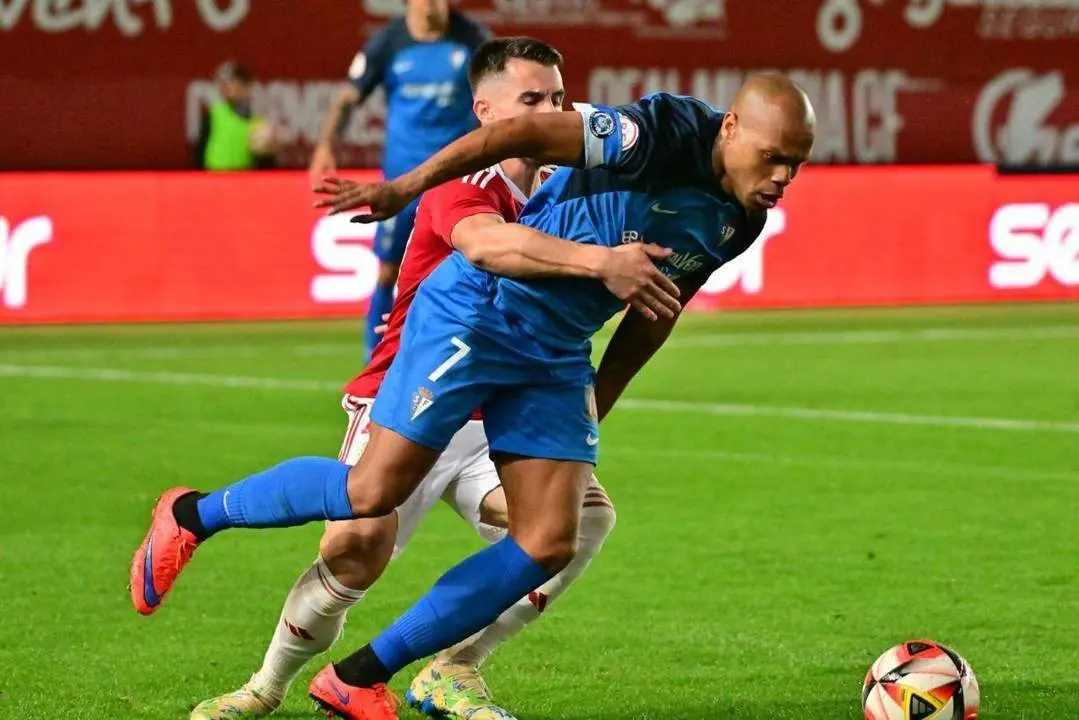 Biabiany fue de lo poco destacable en los primeros 45 minutos. - Real Murcia.
