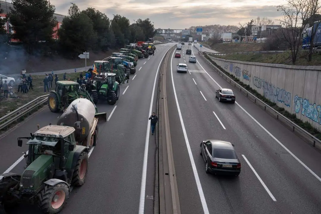Los tractores bloquean las carreteras. - Europa Press