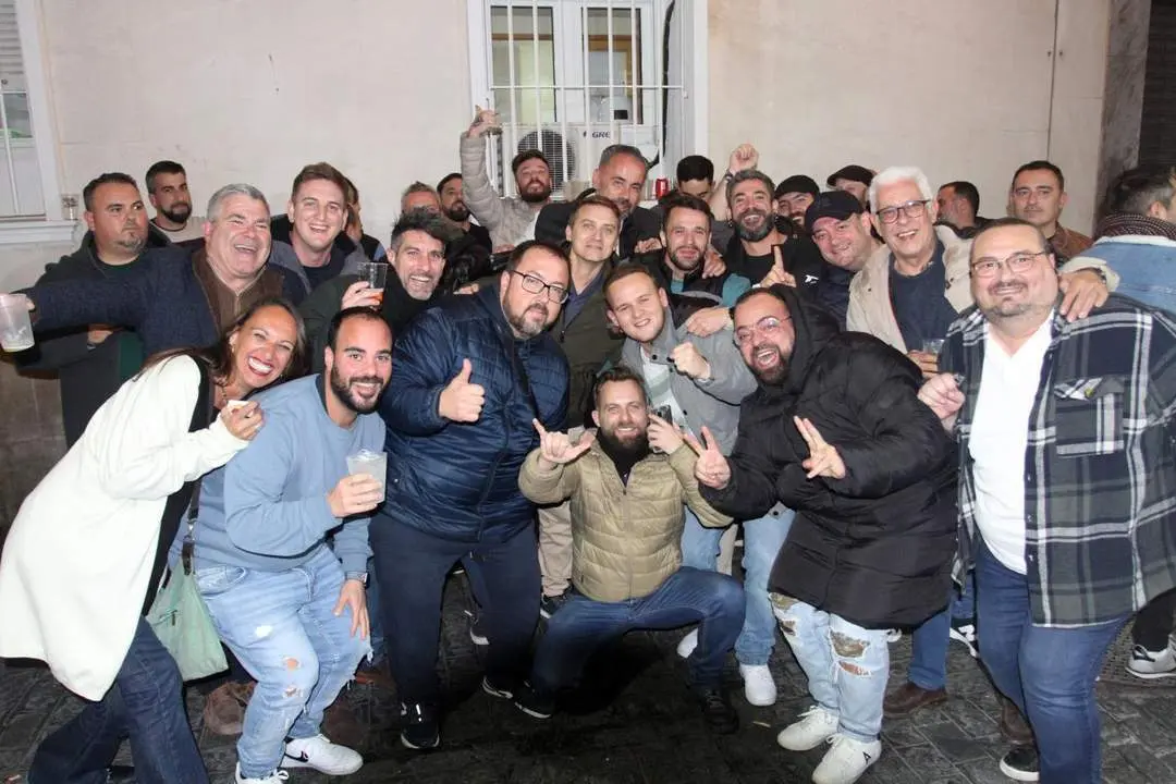 El coro de Julio Pardo celebra su pase a la Gran Final del COAC 2024. - &Aacute;lvaro Geneiro