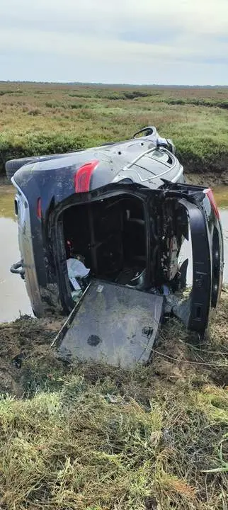 Estado en el que qued&oacute; el coche al salirse de la calzada - Consorcio de bomberos