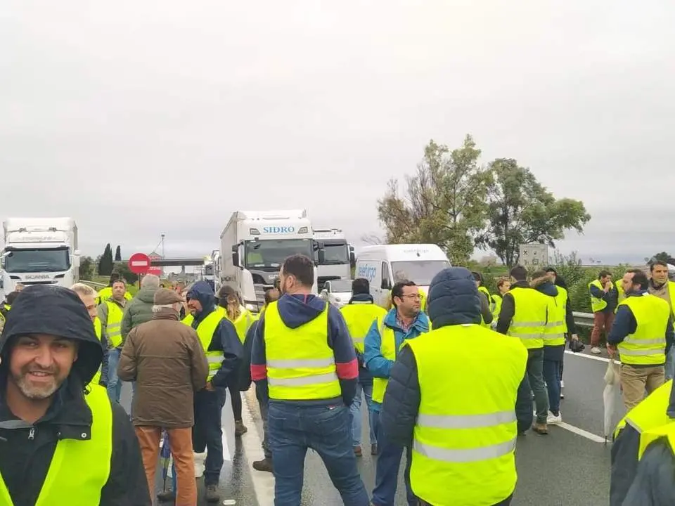 Agricultores cortando la carretera en La Carlota. - AGRICULTORES