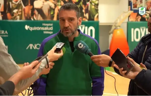 Ibon Navarro atendiendo a los medios de comunicaci&oacute;n. - UNICAJA CB