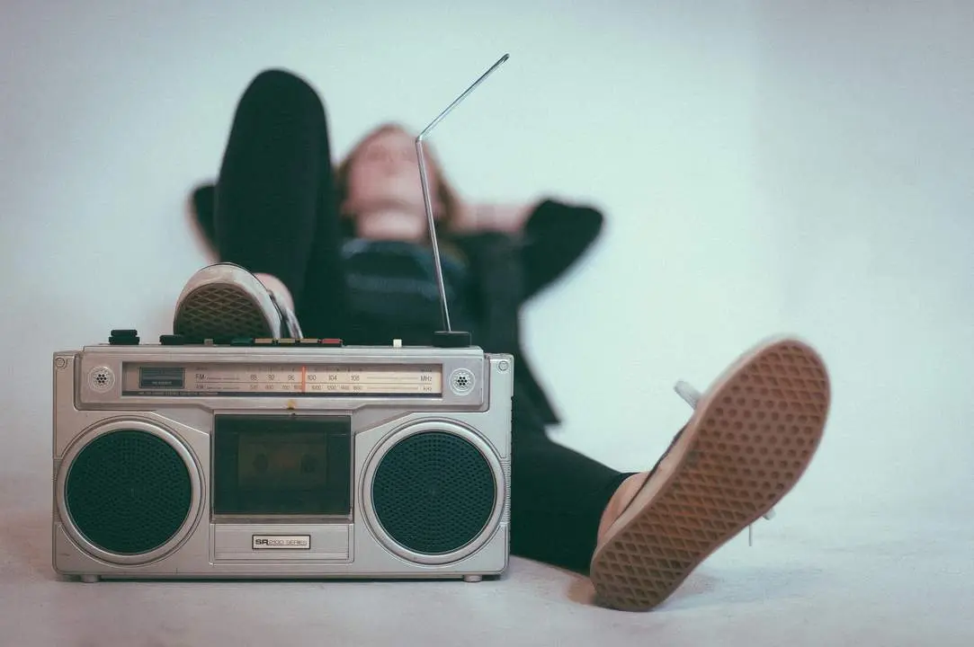 Escuchando la radio. - 