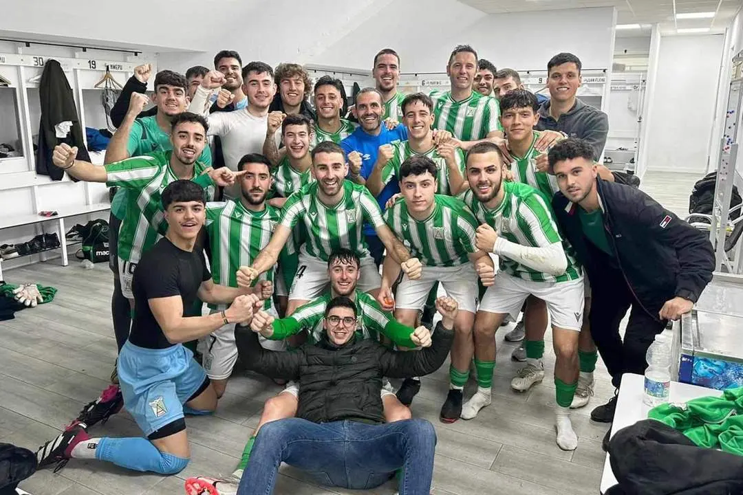 El Atl&eacute;tico Sanluque&ntilde;o B celebra el triunfo obtenido - ASCF