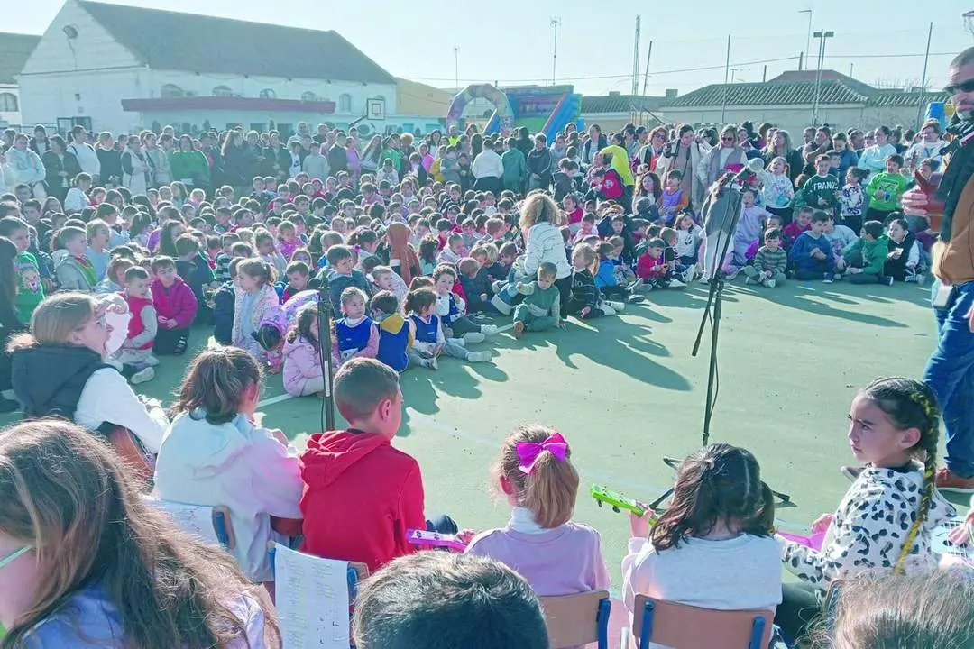Los alumnos del CEIP Maestra Caridad Ruiz durante el acto              - Ra&uacute;l J. Bustillos