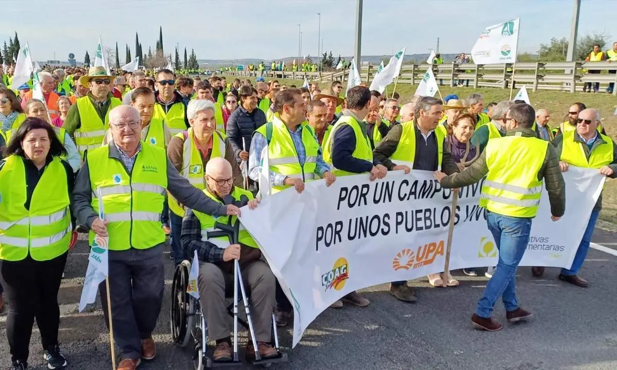 Agricultores alcala&iacute;nos, este mi&eacute;rcoles, en la A-4. - 