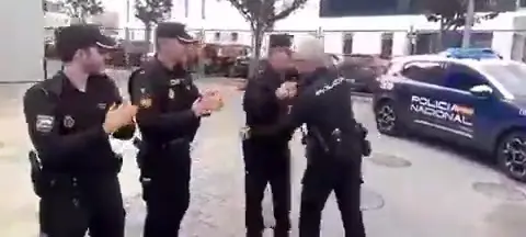 As&iacute; ha sido la despedida a Diego, el polic&iacute;a nacional que se jubila en Jerez tras 43 a&ntilde;os