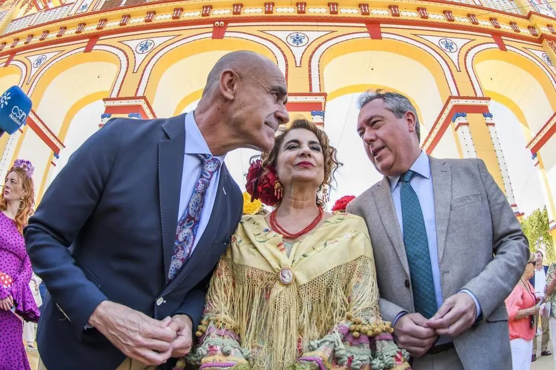 Dirigentes socialistas de Sevilla en la Feria. - Archivo