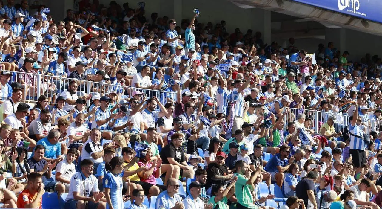 Aficionados del M&aacute;laga CF en La Rosaleda. - M&Aacute;LAGA CF