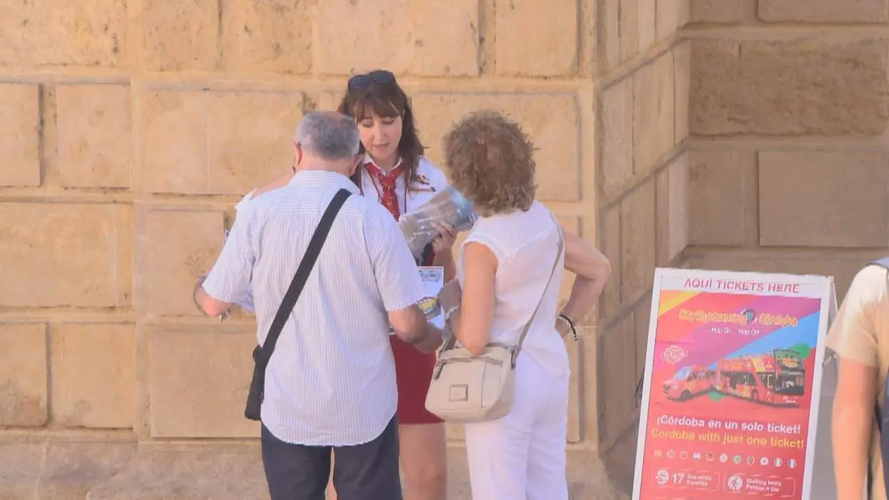 Turistas en el entorno de la Mezquita. Foto de archivo. - VIVA C&Oacute;RDOBA