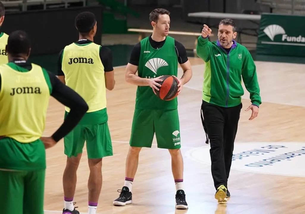 Ibon Navarro y Kalinoski, en el entrenamiento de Unicaja. - UNICAJA B. FOTOPRESS