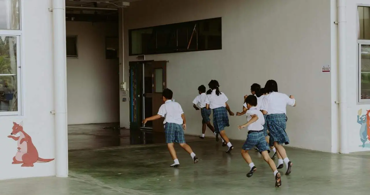 Ni&ntilde;os saliendo del colegio. - Foto de Ron Lach : https://www.pexels.com/es-es/foto/gente-colegio-jov