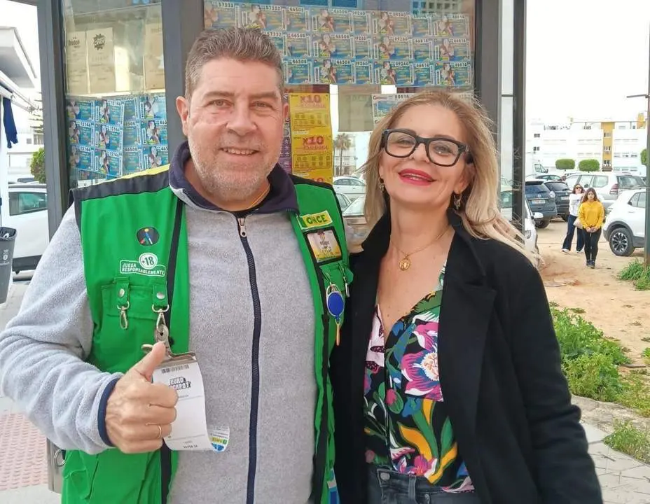 Bienvenido Su&aacute;rez, vendedor de la ONCE, junto a la afortunada. - ONCE