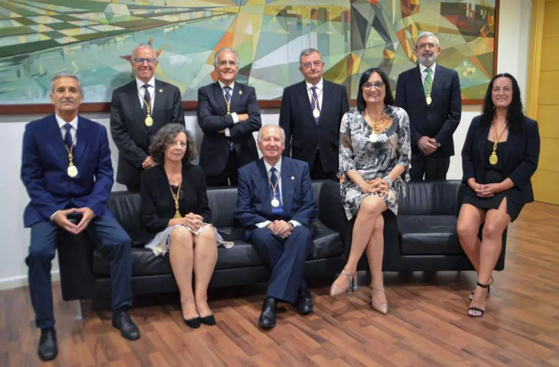 La junta directiva de la academia.  - A.I.