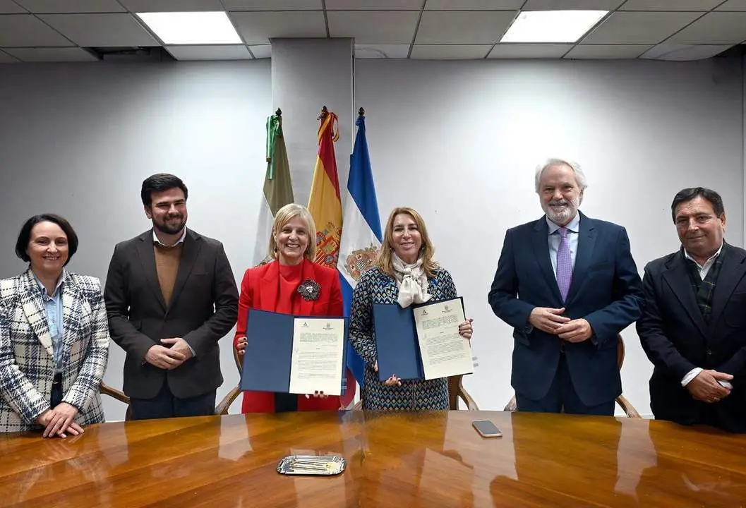 Garc&iacute;a-Pelayo, con Inma Olivero, en la firma del convenio.  - Andaluc&iacute;a Informaci&oacute;n