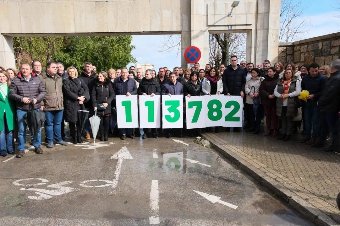Concentraci&oacute;n a las puertas del Hospital de Ja&eacute;n.  - PSOE de Ja&eacute;n 