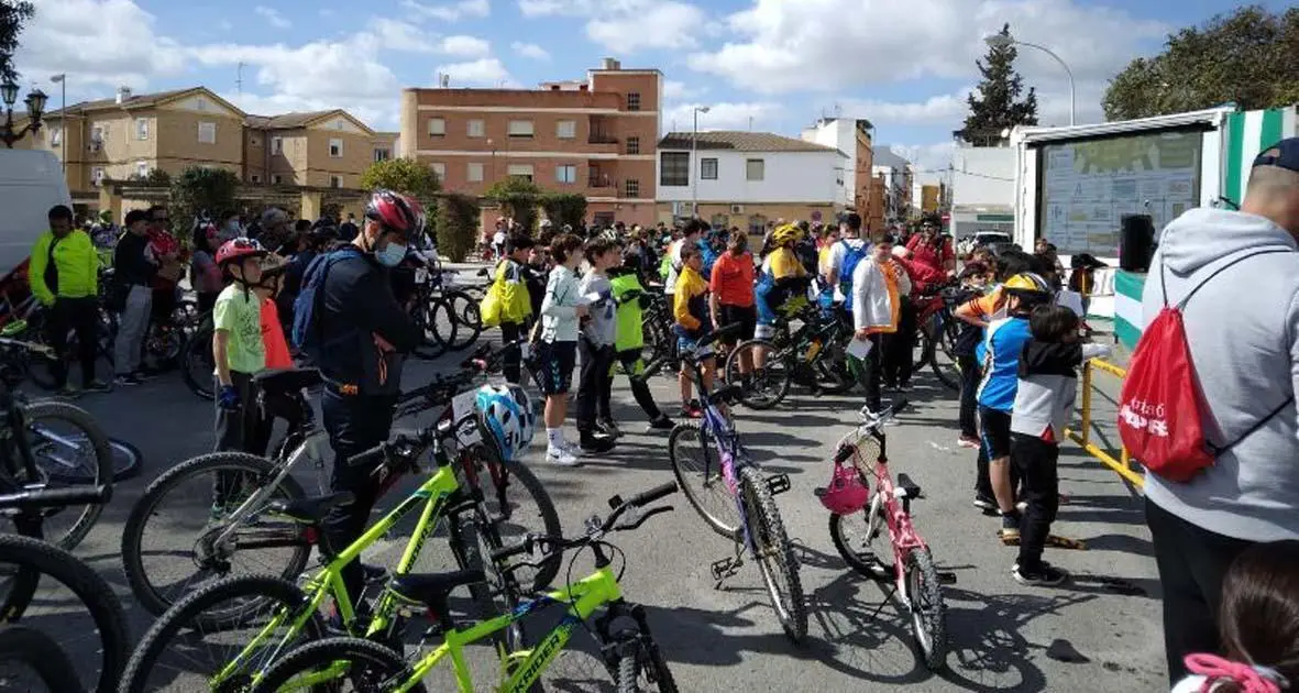 J&oacute;venes y mayores participan en el 28-F, D&iacute;a de la Bici.   - 