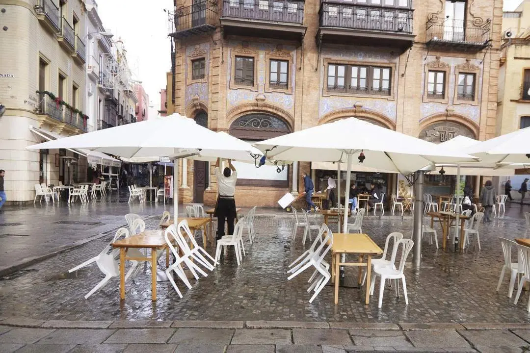 Algunos veladores en el centro de Sevilla.  - EP