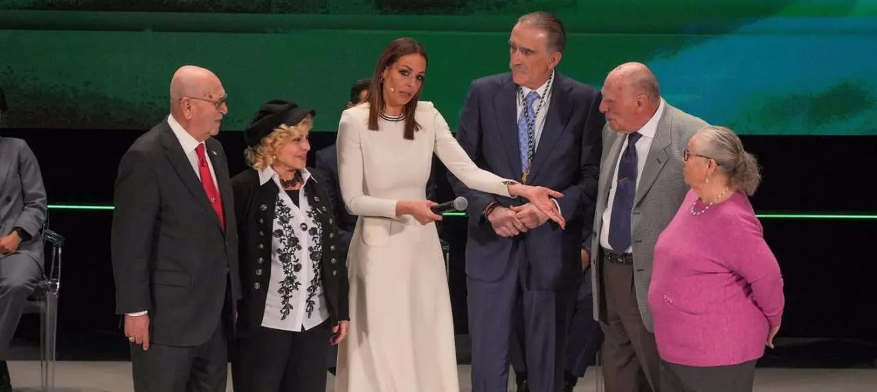 Eva Gonz&aacute;lez y Juan y Medio. - EP