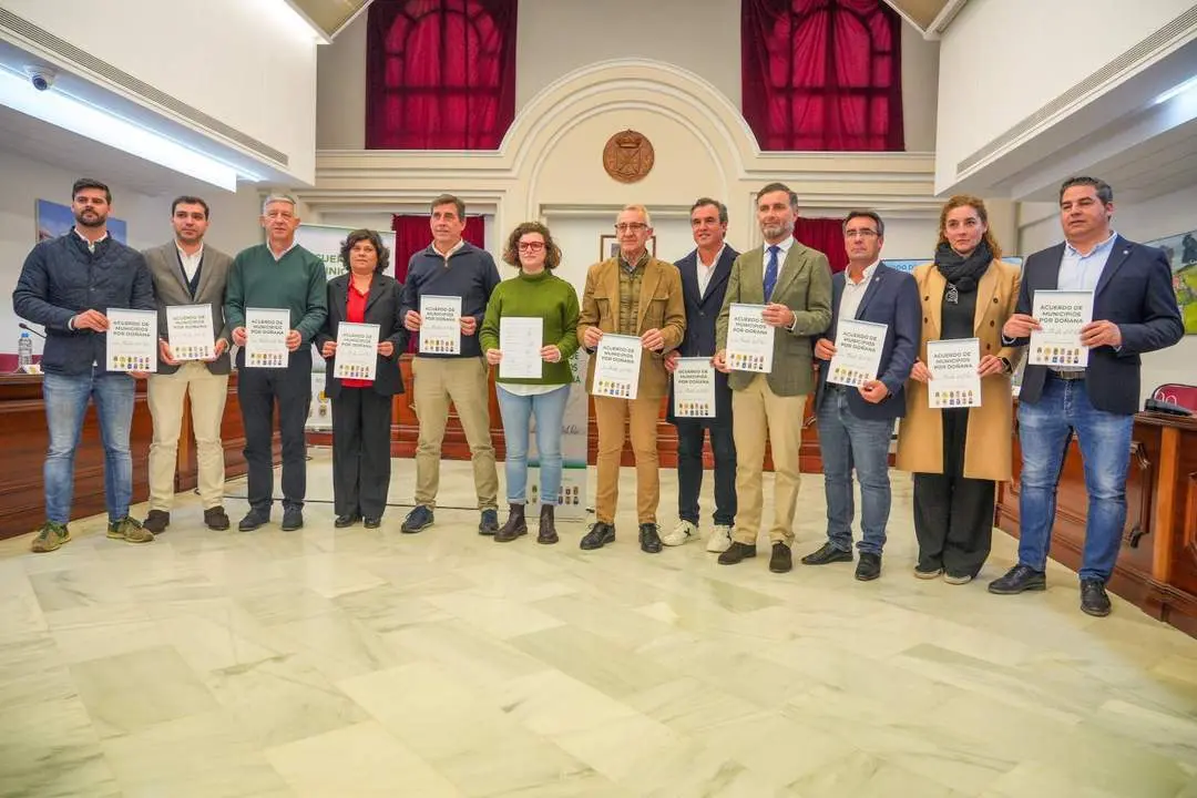 Foto de familia de los alcaldes tras la firma. - Francisco J. Olmo / EP