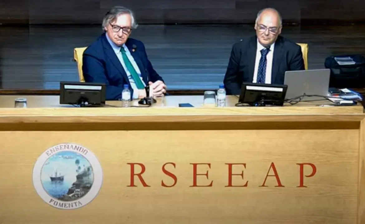 El directivo portugu&eacute;s (derecha), durante su conferencia en Badajoz. - rseeap