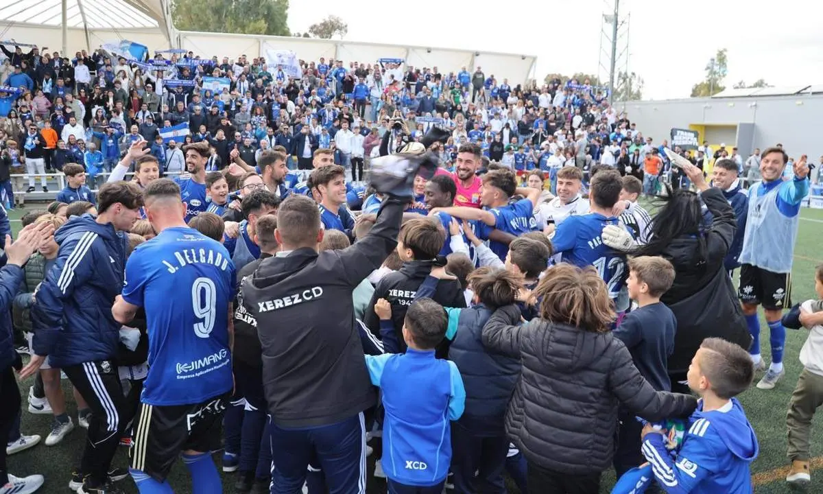 El Xerez CD celebra el triunfo en Utrera. - Xerez CD/Cristo Garc&iacute;a