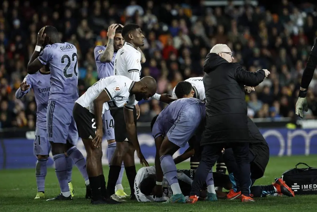 Diakhaby, lesionado con el Valencia. - EFE