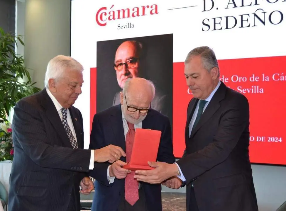 Herrero entrega la medalla a Sede&ntilde;o Masot. - CCS