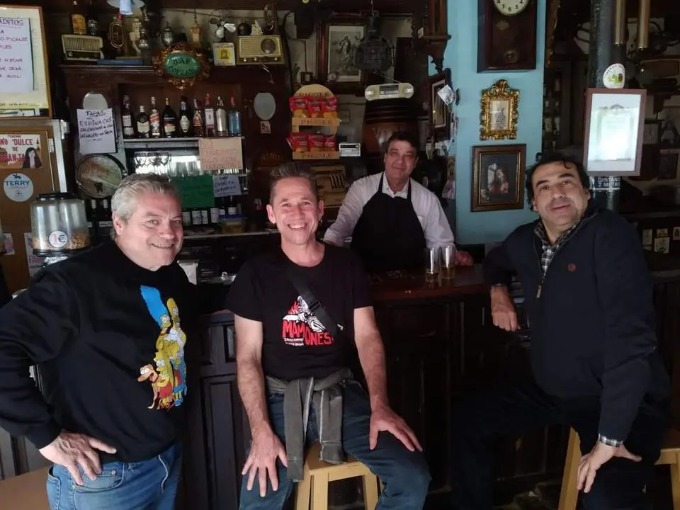 Juan con su parroquia, incluido &Aacute;lvaro Peregil. - Andi