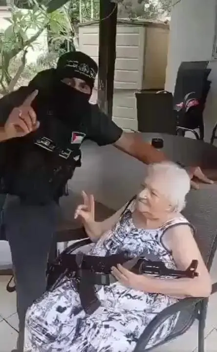 La foto de la anciana que se hizo viral.  - EFE