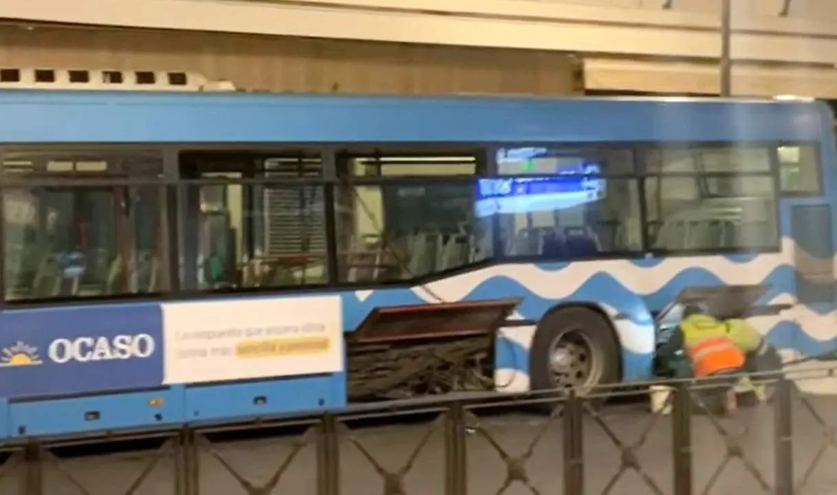Captura de un v&iacute;deo de un autob&uacute;s averiado remitido por el PSOE. - 