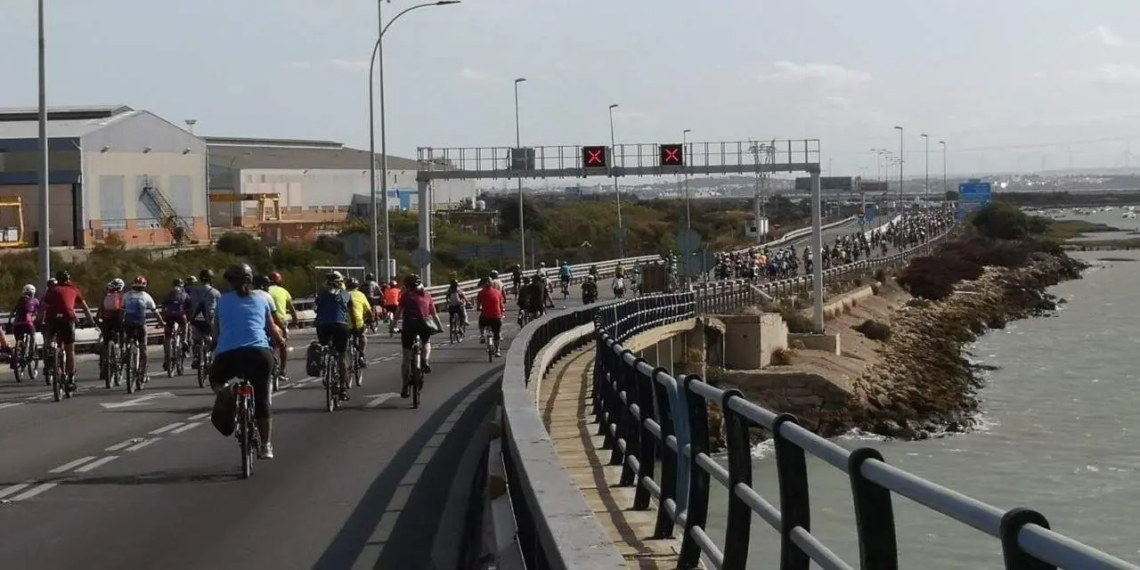 Bicifestaci&oacute;n realizada por el puente Carranza en 2022. - ASAMBLEA CICLISTA BAH&Iacute;A DE C&Aacute;DIZ