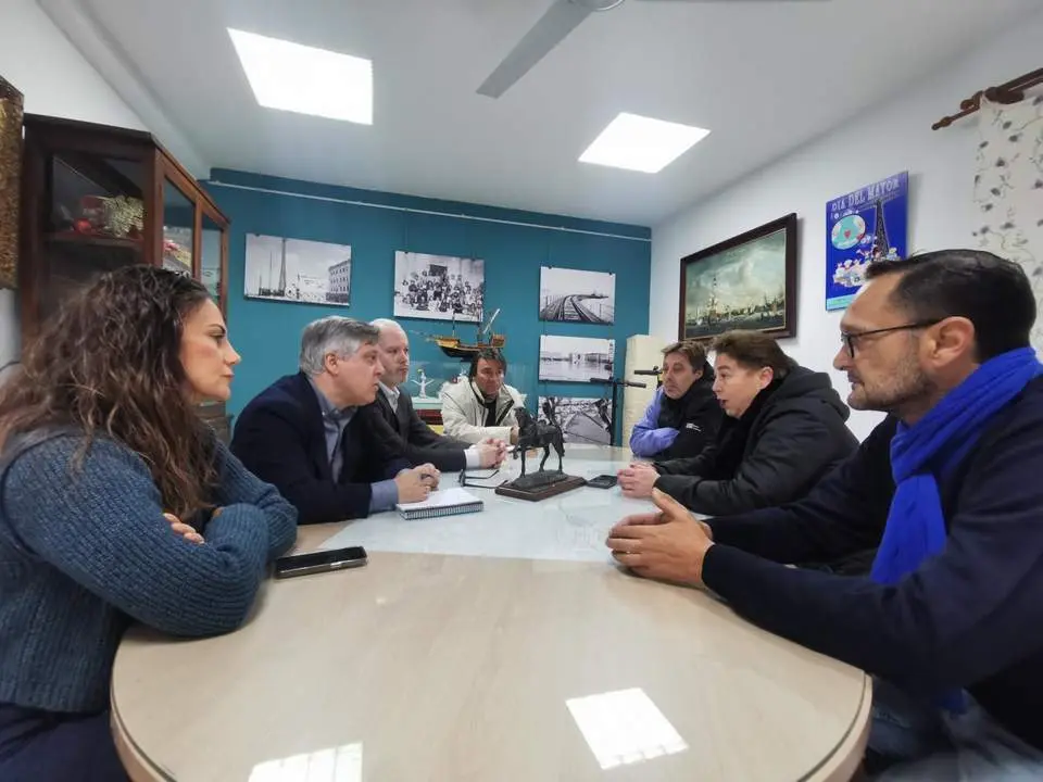 &Oacute;scar Torres, con la Asociaci&oacute;n de Vecinos San Lorenzo del Puntal. - VIVA